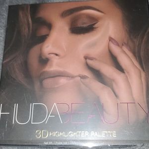 Huda Beauty Golden Sands Highlighter palette